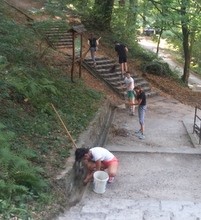 Mladi Križari Karlovca očistili okoliš i pristupne staze u pripremi za proslavu Gospe Snježne u Karlovcu na Dubovcu